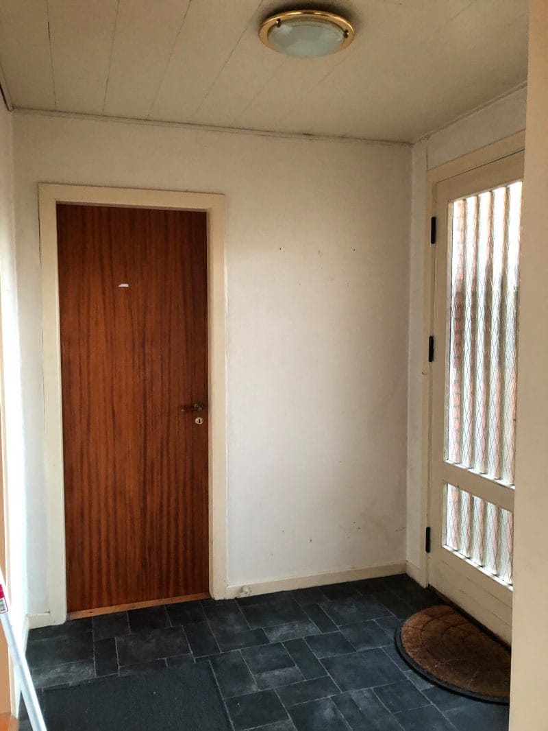 Lille entré med trædør og glasdør