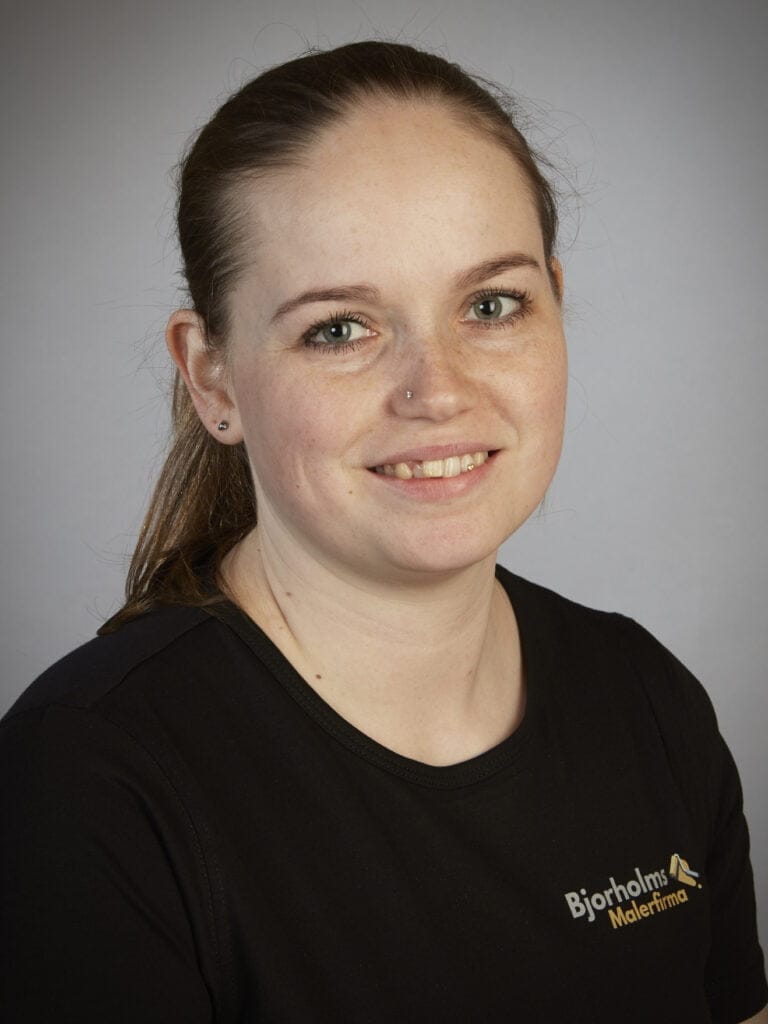 Medarbejder fra Bjorholms Malerfirma smiler til kameraet