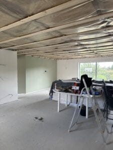 Renovering af rum med nyt loft og værktøj