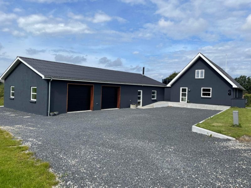 Moderne gråt hus med dobbeltgarage og indkørsel