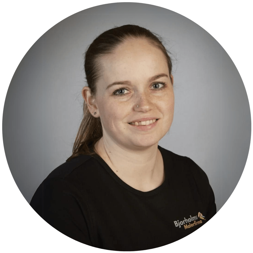 Kvinde fra Bjørholms MalerFirma smiler til kameraet